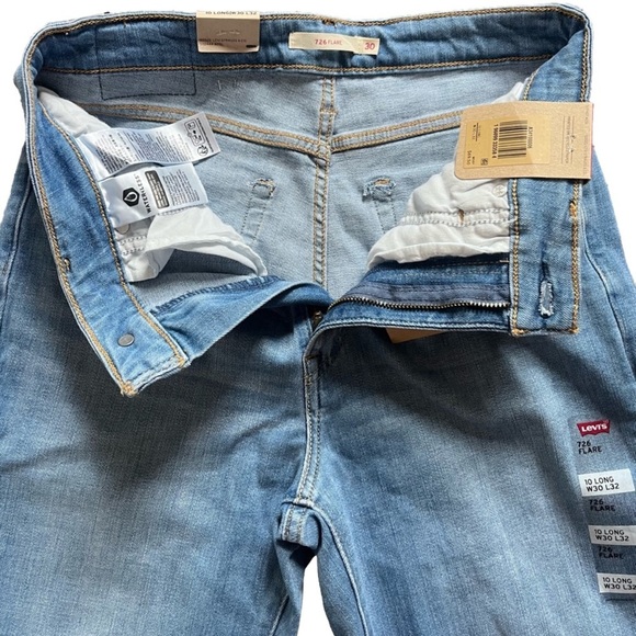 NWT Levi’s 726 Flare Women's High Rise Jean in Let’s Talk Size 30 - Picture 5 of 8